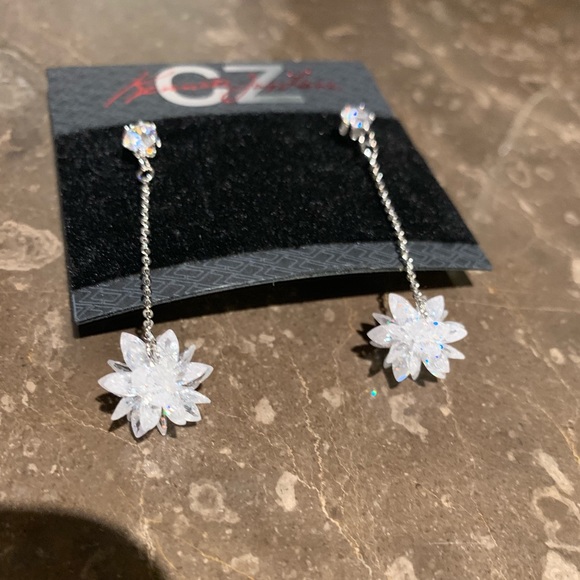 Kenneth Jay Lane Jewelry - 🔥Sparkly Snowflake Kenneth Jay Lane Earrings🔥